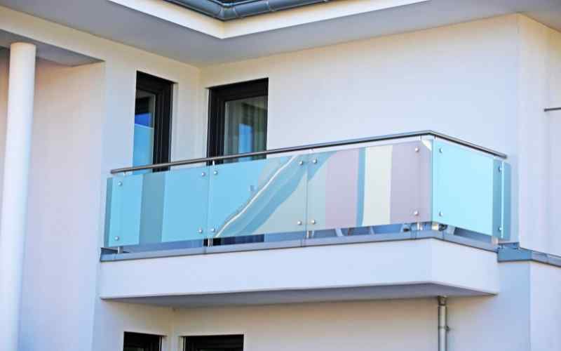 Guide hands towards rails